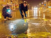 Тольяттинские водители раскрасили городские ямы