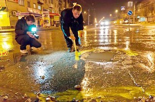 Тольяттинские водители раскрасили городские ямы